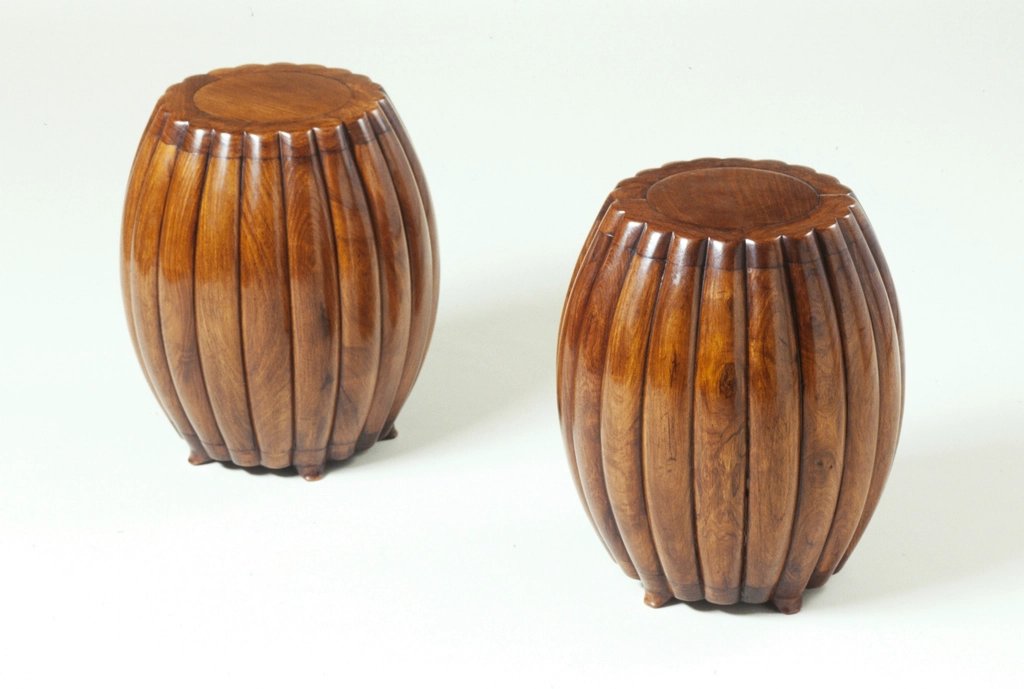 CONJUNTO PANDEIRO - Par de banquetas em madeira torneada